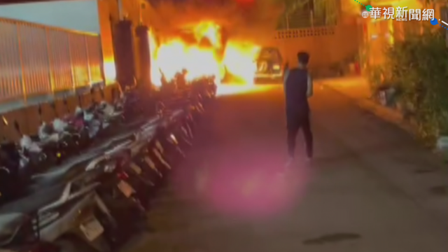 暗夜巷內疑遭縱火 燒毀20機車1貨車