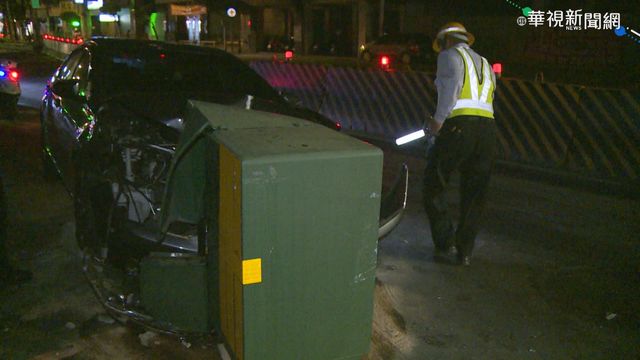 轎車撞上變電箱 新北中和再度停電！