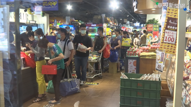 雙北疫情三級警戒民眾搶物資 台大醫笑：三色豆沒人買