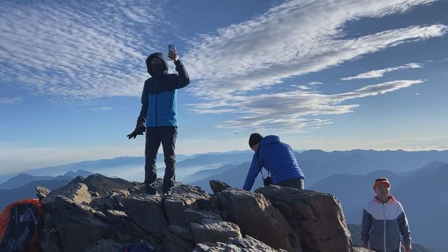 祈求度過疫情劫難 廟方背神明登玉山