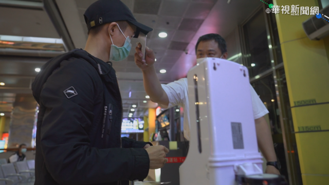 台北轉運站人潮降 民眾搭車做好防疫