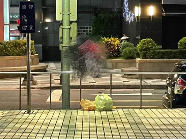 外送員把便當丟地上 和平醫護流淚：我們到底有多髒？