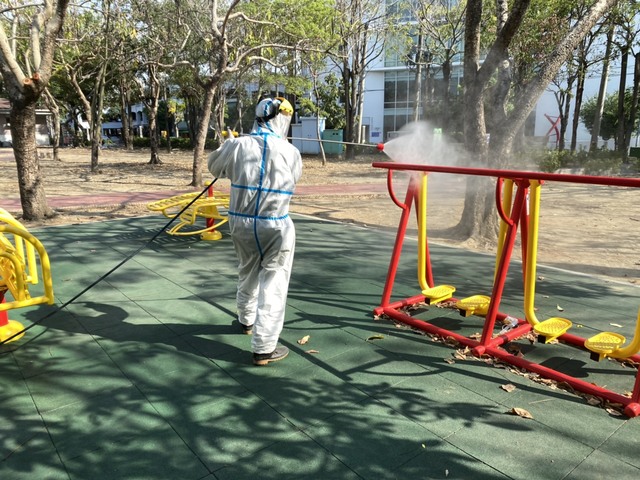 太平運動場體健設施消毒。(中市府提供)