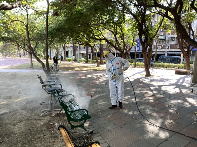 太平運動場座椅消毒。(中市府提供)