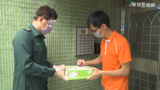 郵差防疫升級 民眾自行下樓.帶筆簽收