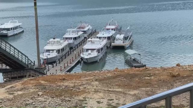 因應發電放水 日月潭水位降釀船擱淺