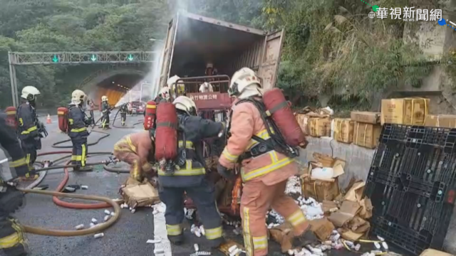 載運酒精物流車火燒車 駕駛緊急逃生