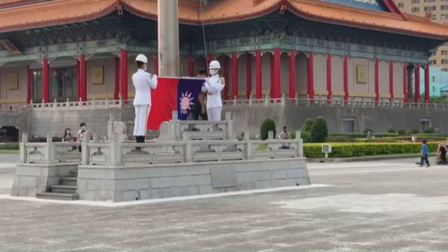 非常時期!自由廣場禮兵戴口罩出勤