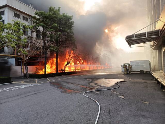 台南生達製藥今晨大火爆炸聲不斷 台一線暫封閉