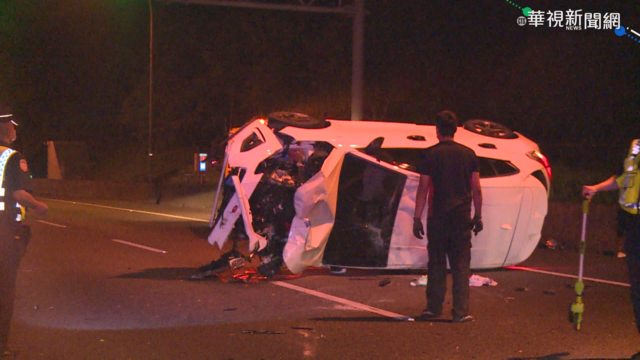 轎車撞工程警戒車2翻覆 釀2人輕傷