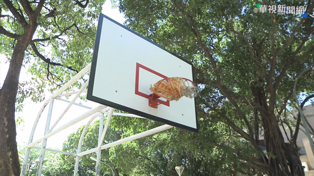 憂群聚感染! 高市府出招｢封｣公園籃框