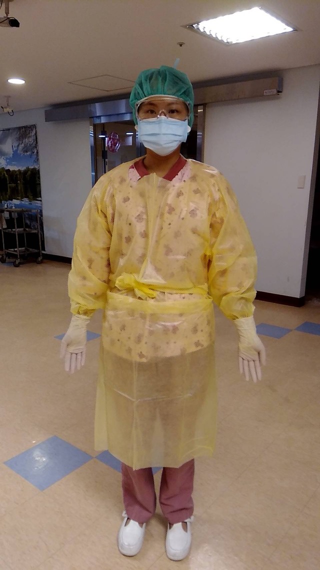 「COVID-19 感染管制措施指引」的採檢醫療防護裝備。(衛生局提供)