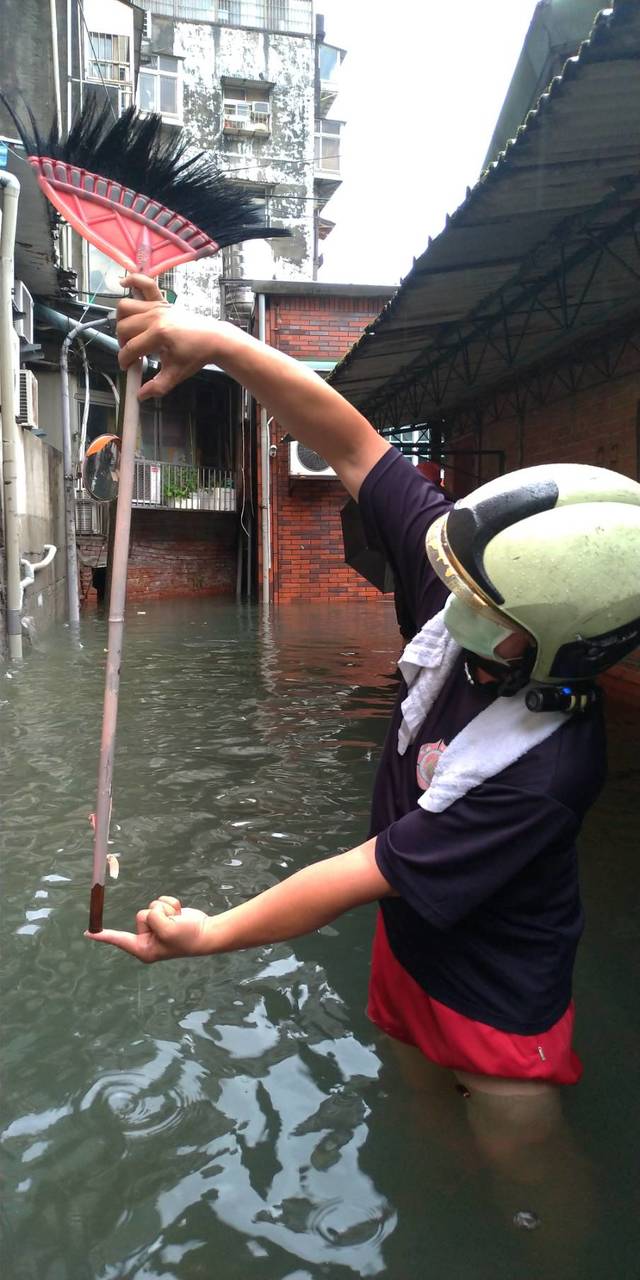 內湖區東湖路58巷積淹水。（台北市政府水利處提供）