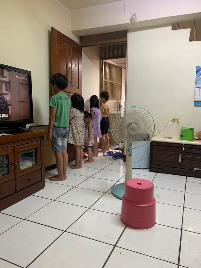 (家長表示孩子每天被阿姨叫去罰站。/翻攝自臉書社團「爆廢公社公開版」。)