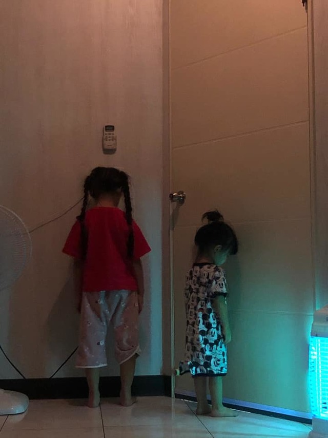 (家長分享小孩被罰站,網友笑說:「燈光超詭異」。/翻攝自臉書社團「爆廢公社公開版」。)