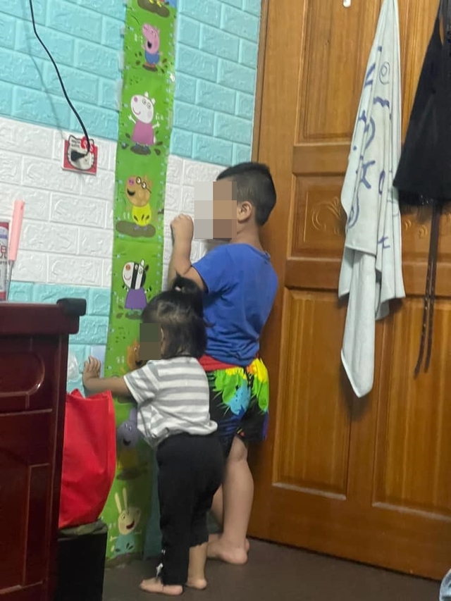 (孩子罰站還扶牆壁被家長抓包。/翻攝自臉書社團「爆廢公社公開版」。)