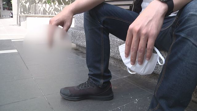 高市警脫口罩抽菸 民眾檢舉:知法犯法