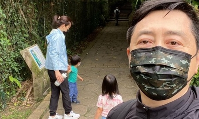 哈林分享與妻小一家四口爬山照 挨轟速刪文致歉