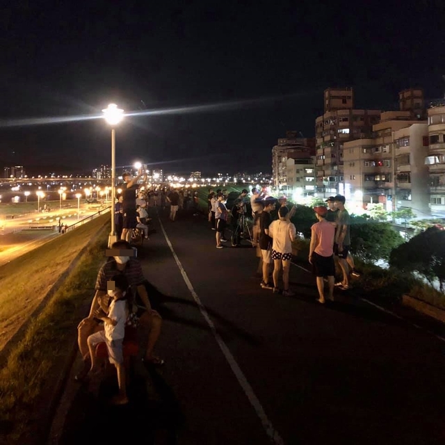 群聚河堤賞「超級血月」畫面曝光挨轟：防疫破口