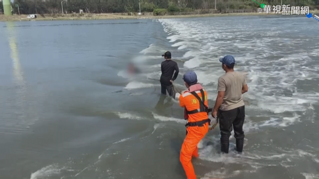 船員落水困攔砂壩 海巡套繩驚險救援