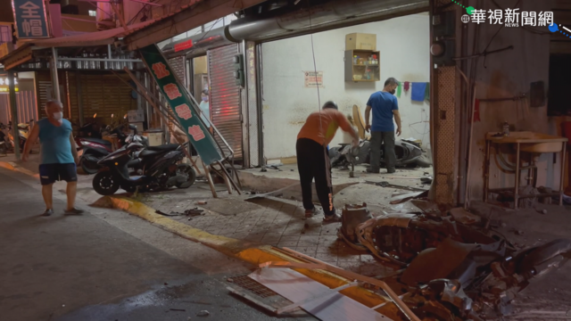 驚魂！轎車衝進3家店 顧店老闆嚇壞