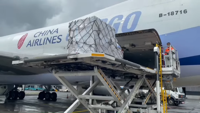 莫德納疫苗「上機畫面」曝光！ 28日下午抵台