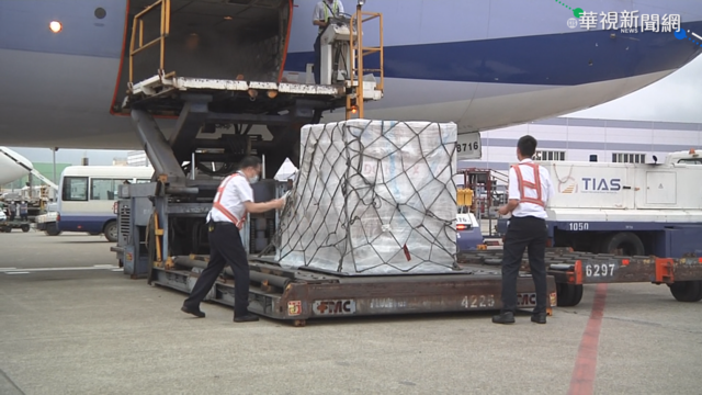 15萬劑莫德納疫苗16:59抵台 醫護優先