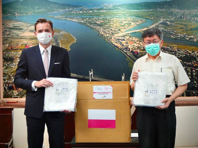 防疫助力！北市獲波蘭贈1500件防護衣 柯P：感謝外國朋友