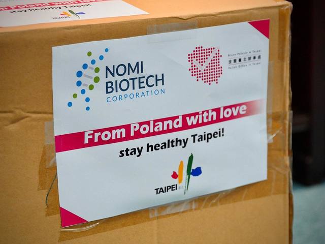 台北市獲波蘭捐贈1500件防護衣（取自柯文哲臉書）