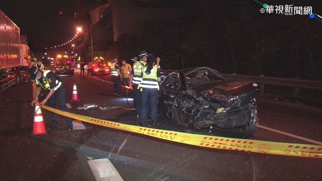 國道飆速失控撞護欄 兩人遭拋出車外