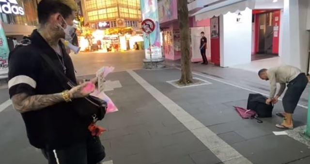 朝沒戴口罩街友砸「酒精水球」 網紅：防疫比較重要