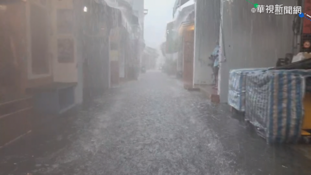 大雨狂炸中台灣 鹿港老街水淹及膝
