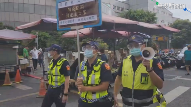 傳統市場人潮瘋湧! 警方出動宣導防疫