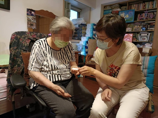 96歲嬤「血氧狂掉」不怕染疫！喊：疫苗留給年輕人