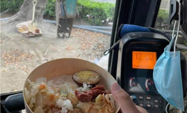 車內脫口罩吃便當 卻遭「熱心民眾」敲窗：請戴好