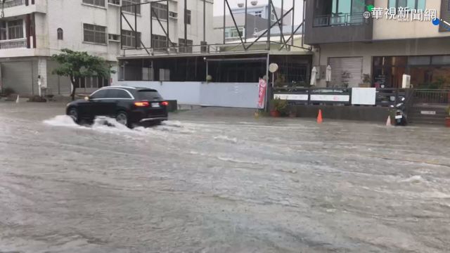 嘉義布袋大雨襲擊 漁市前馬路積水