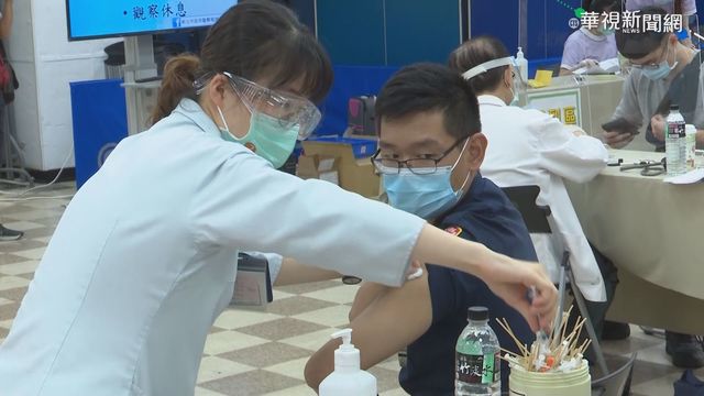 新北警8千劑疫苗開打 侯友宜視察