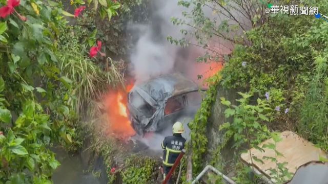 疑大雨車打滑墜橋起火 駕駛及時逃出