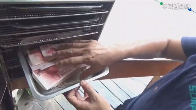 紙鈔也要消毒! 餐飲業每日烤錢8小時