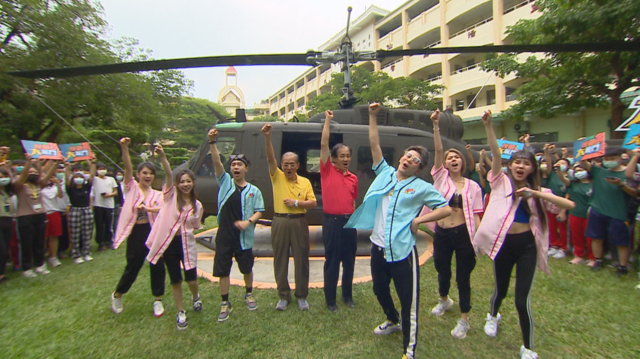 《校園大亂鬥》六校爭霸躲避球大戰連製作人都遭殃？　 肉乙遭眾人圍攻表演「用臉接球」