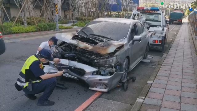 轎車疑闖紅燈撞機車 再撞分隔島起火