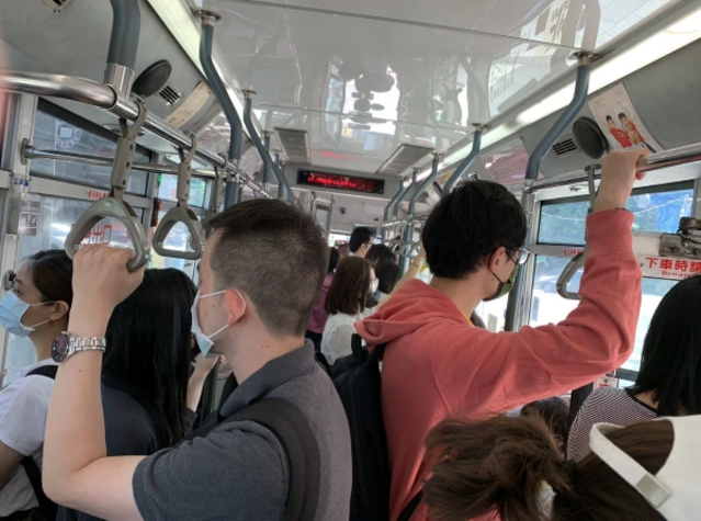 又擠又難等！公車運量減6成 北市議員籲尖峰不減班