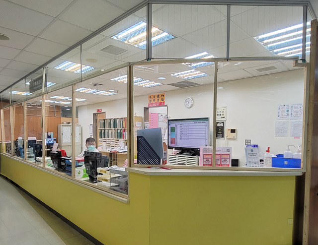 （護理站全面裝設保護隔板。／衛福部提供。）