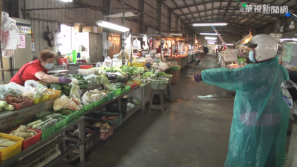 婆媽族買菜全副武裝 找錢出動伸縮桿