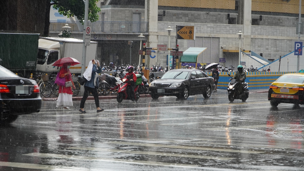 輕颱彩雲「海陸警解除」！16縣市今晚至明日嚴防豪、大雨