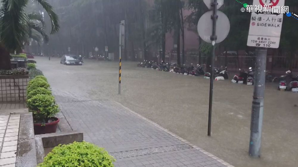 台南麻豆遇強降雨 水淹至小腿肚高