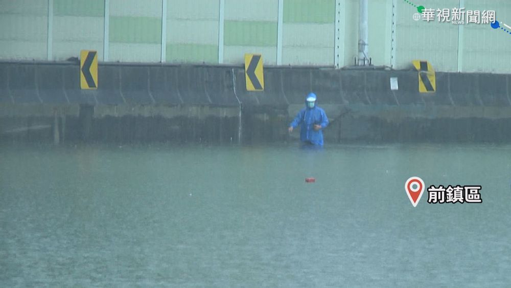 雨彈來襲! 高雄地下道淹水.車輛滅頂