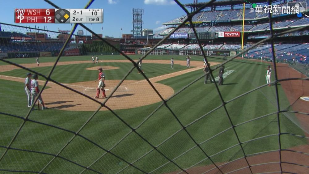 費城人球場防護網突砸 球迷一陣驚呼