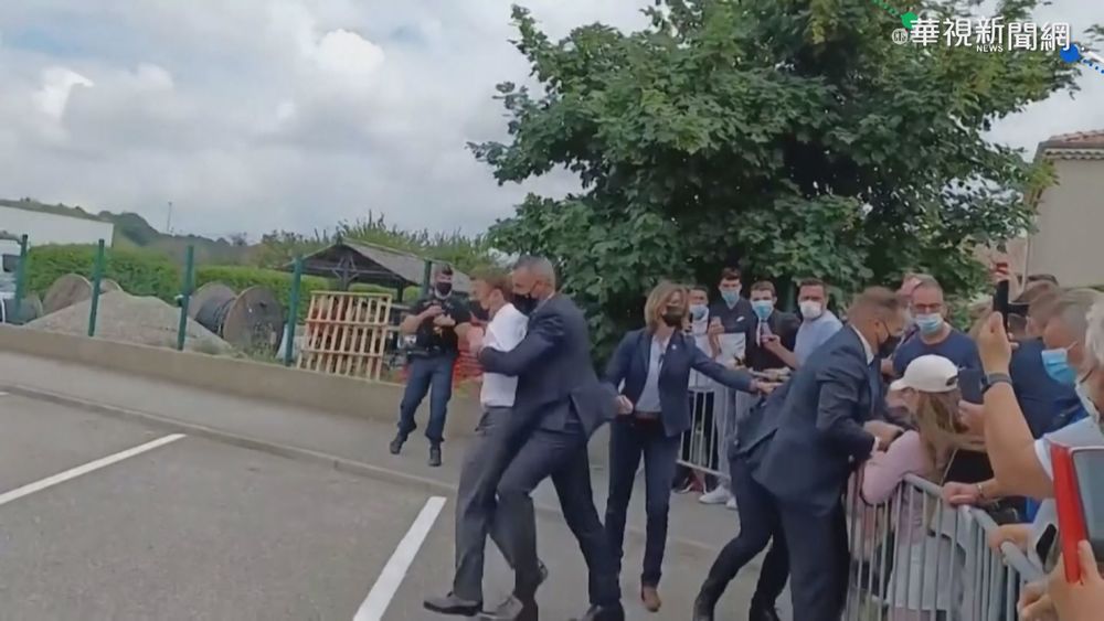 法國總統親民握手 反遭男子當眾掌摑