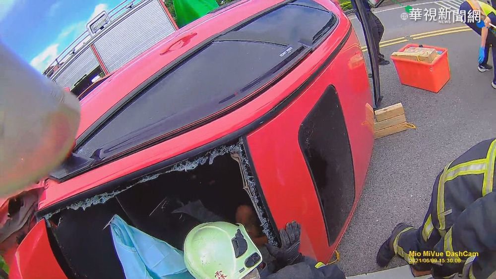 消防破壞車體 救出受困車內女駕駛